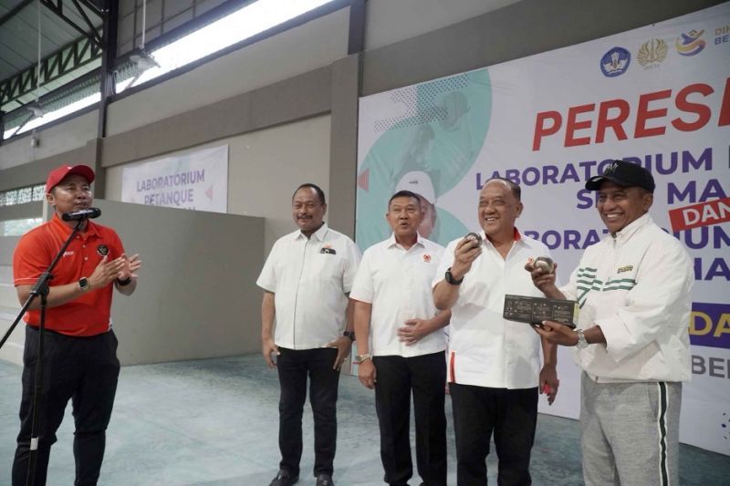 BOSI: Ketua Umum KONI Pusat, Letjen TNI (Purn) Marciano Norman menerima bosi dari Rektor Unesa Cak Hasan di lapangan internasional Petanque Indoor Unesa, Surabaya, Rabu (28/10/2025).
