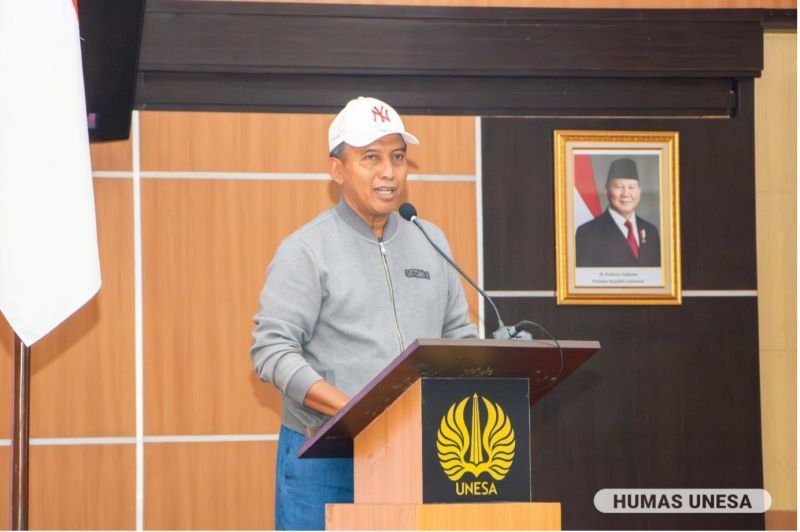 Rektor Unesa, Cak Hasan mengharapkan kegiatan ini menjadi spirit gerakan literasi yang tidak berhenti di angkat, tetapi menyentuh pada dampaknya pada kualitas literasi di masyarakat.