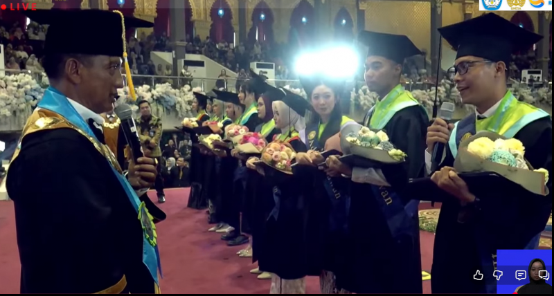 Cak Hasan berinteraksi dengan para lulusan terbaik dari masing-masing fakultas. Kepada lulusan terbaik, rektor memberikan penawaran beasiswa studi lanjut, dan atau tabungan pendidikan.