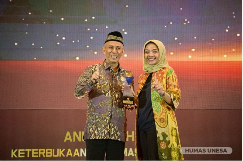 Mewakili pimpinan yang mendampingi atlet di SEA Games Thailand, Direktur Humas, Informasi Publik, dan Protokoler dan jajarannya menerima Anugerah Keterbukaan Informasi Publik 2025 yang diserahkan Komisioner KIP-RI, Syawadulin di Jakarta. 