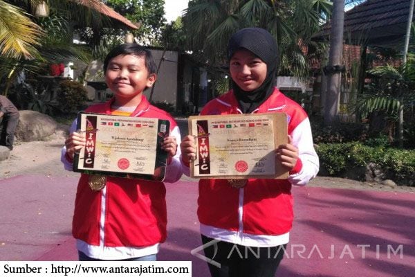 Wijaksara Apthaluhung dan Kanaya Ramadhani menunjukkan piagam penghargaan yang dia dapat dalam lomba Olimpiade Matematika Internasional "International Mathematics Wizard Challenge" (IMWiC) 